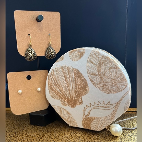Jewelry - Seashell Travel Jewelry Organizer with Pearl Charm + 2 Pairs Earrings